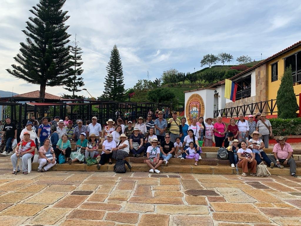 Excursión de adultos mayores a la plaza de un pueblo