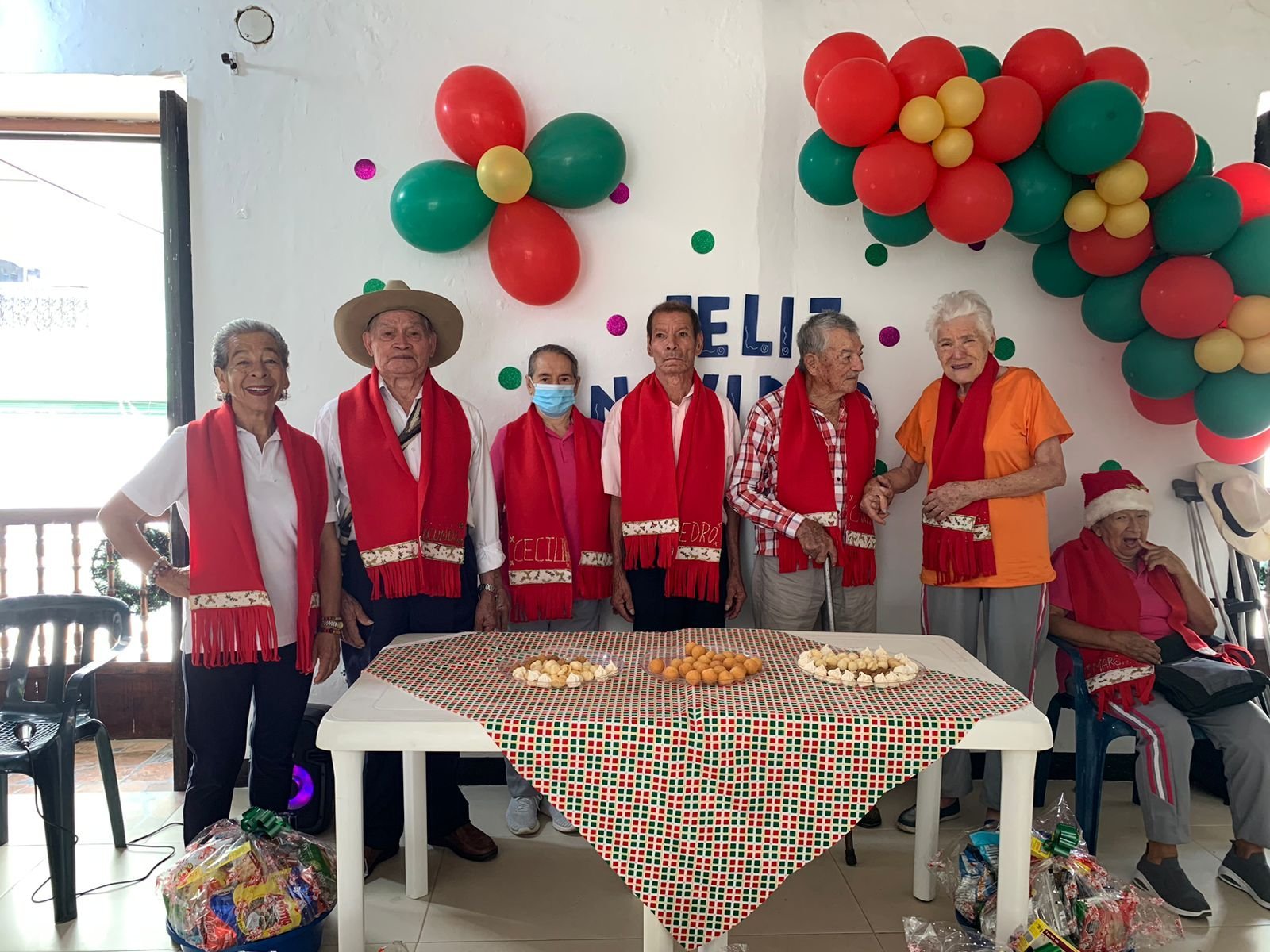 Celebración navideña con adultos mayores