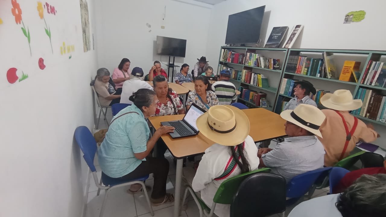 Adultos mayores jugando ajedrez