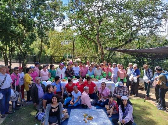 Integración al aire libre de los adultos mayores